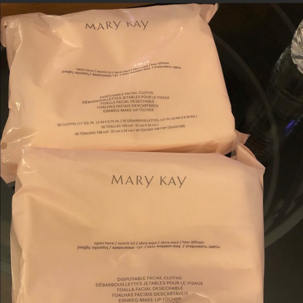 Mary Kay Disposable facial clothes. Pack of two